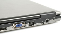 Detail port - nad USB se nachz konektor pro napjen externho modulu D/BAY 