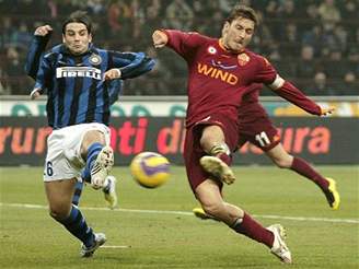 Inter Milán - AS ím: Chivu, Totti