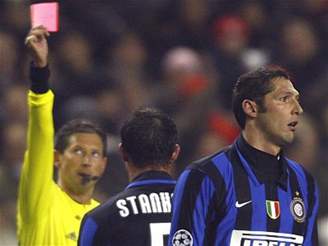 Liverpool - Inter Milán: Materazzi dostává ervenou kartu