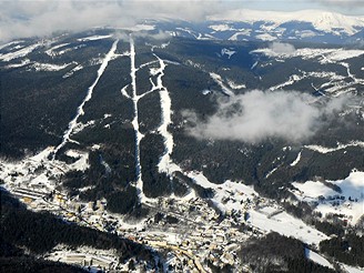 Krkonoe, pohled shora na skiarnu ern hora - Jansk Lzn