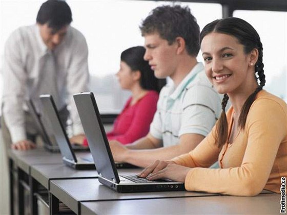 Studenti prostjovského gymnázia a olomoucké prmyslovky odloí klasické seity a budou se uit na  noteboocích. Ilustraní foto