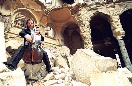 Violoncellista Vedran Smajlovi hraje v Bosenské národní knihovn, Sarajevo, 12. záí 1992