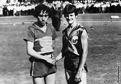 Stella Walsh (vlevo) Mezinrodnmu olympijskmu vboru tak trochu zavaila