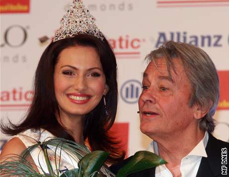 Vítzka finále soute eská Miss 2008 Elika Buková pijímá gratulaci od pedsedy poroty, francouzského herce Alaina Delona