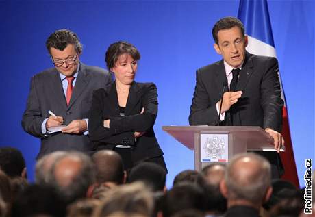 Nicolas Sarkozy a jedna z levicových ministry v jeho vlád Fadela Amaraová pedstavují plán pro francouzská pedmstí.