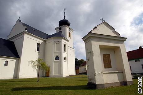 Kalvárie v Jaromicích u Jevíka je velmi cenná, podle ady zdroj se na ní podílel i Jan Blaej Santini. Zaátek kíové cesty je u kostela Vech Svatých.