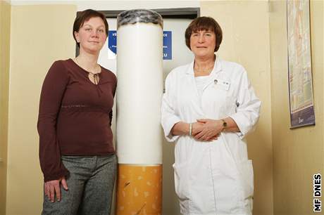 Katein Gerové (vlevo) pome s odvykáním kouení lékaka Eva Králíková.