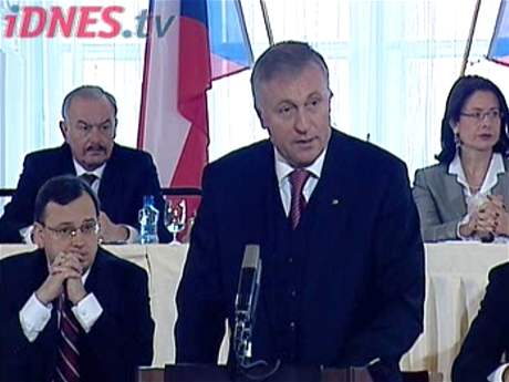 Premiér Mirek Topolánek hovoí na Praském hrad ped volbou prezidenta.