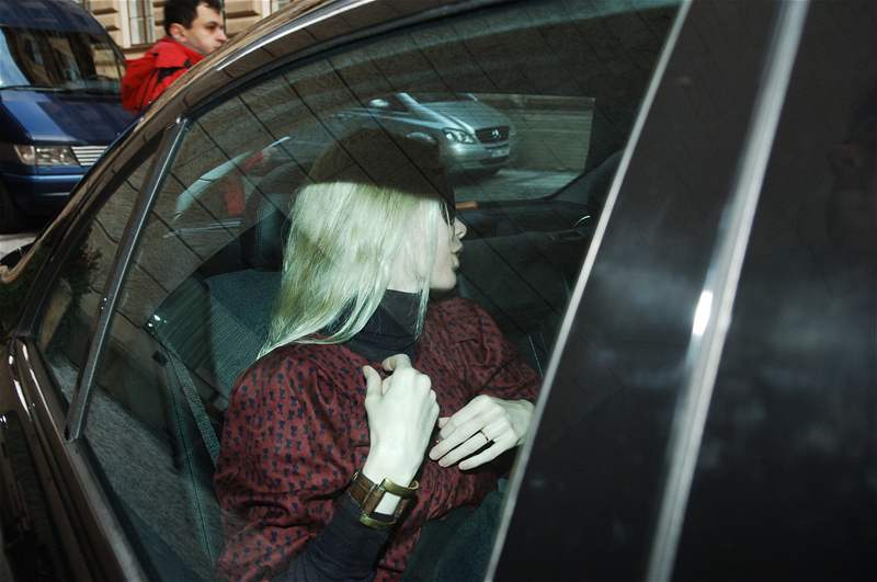 Claudia Schifferová v aut ped hotelem Four Seasons