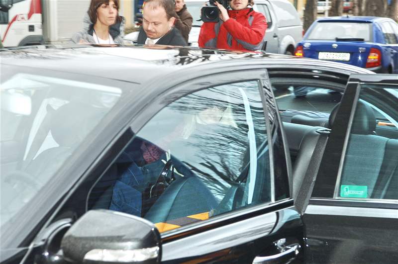Claudia Schifferová v aut ped hotelem Four Seasons