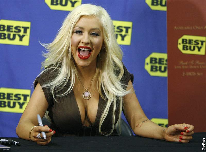 Christina Aguilera na autogramiád svého nového DVD