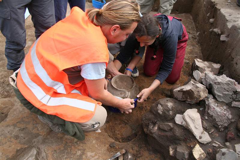 V lokalit Zahrady nad Rokytkou je archeologicky prokázáno osídlení ji po 6 tisíc let.