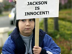 Michael Jackson - mladk protestuje na obranu zpvka