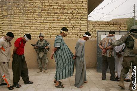 Amerití vojáci odvádjí ve mst Bákubá zajaté stoupence irácké Al-Kajdy.