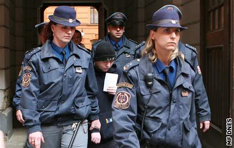 Barbora krlová pichází k Mstskému soudu v Brn (15.2.2008)
