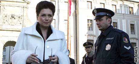 Jana Boboíková odchází z Hradu po první prezidentské volb. (9. února 2008)