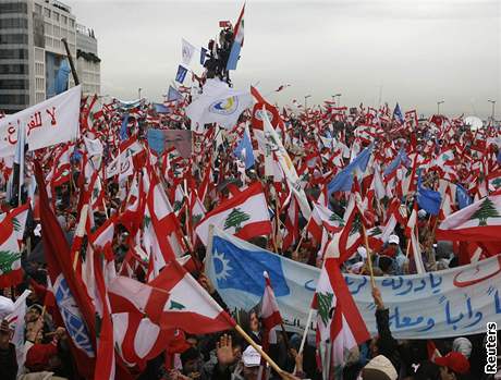 Vlajky v ulicích. Libanonci si v únoru pipomnli výroí vrady expremiéra Harírího. Ta spustila hnutí, které vyústilo v odchod syrských jednotek ze zem.