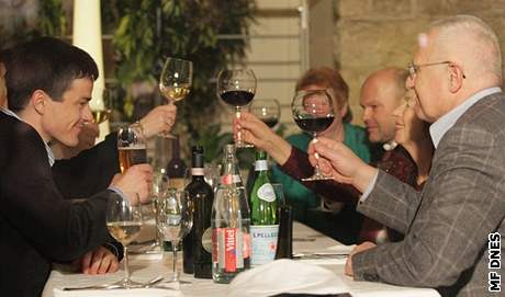Václav Klaus si na oslav pipíjel zahraniním vínem. Rozlítil tím domácí vinae.