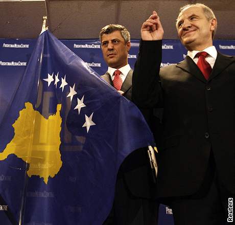 Samostatné Kosovo má novou vlajku a podporu ásti mocných zemí.
