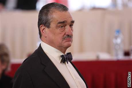 Ministr zahraniních vcí Karel Schwarzenberg. (15. února 2008)