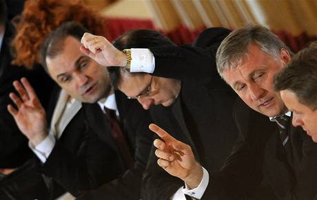 Ministr vnitra Ivan Langer, ministr práce a sociálních vcí Petr Neas a premiér Mirek Topolánek hlasují pro volbu Václava Klause