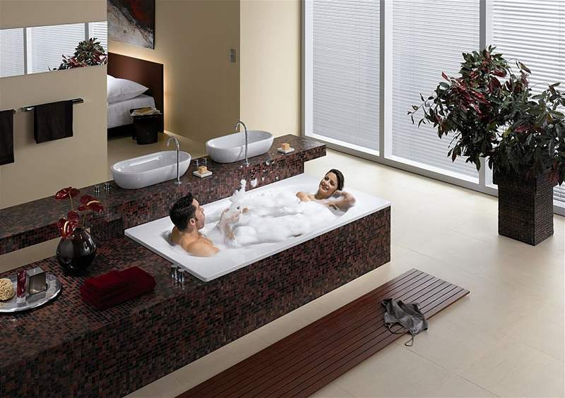 Základní pedpoklad valentýnské koupele: velká vana plná pny