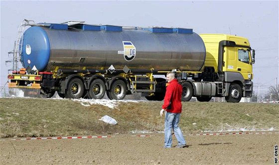 Cisterna, ze které na Kromísku vytekla kyselina dusiná (26.2.2008)