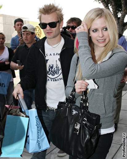 Avril Lavigne s manelem v úterý nakupovala dudlíky a dtská trika