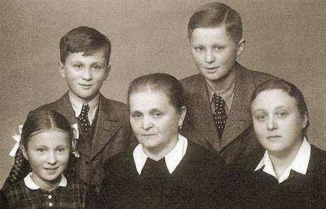 Rodina Manovch za vlky, rok 1944.