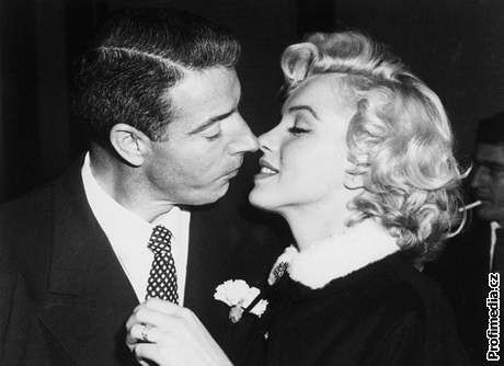 Manelství DiMaggia s Marilyn Monroe vydrelo jen krátce, jejich vzájemný vztah vak trval a do konce jejího ivota. A sám DiMaggio údajn zemel se slovy Konen zase uvidím Marilyn na rtech.