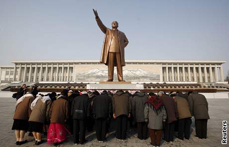 Severokorejci u sochy vdce Kim Ir-Sena
