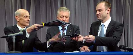 Ministr vnitní bezpenosti USA Michael Chertoff, premiér Mirek Topolánek a ministr vnitra Ivan Langer po podpisu memoranda o bezvízovém styku mezi R a USA.