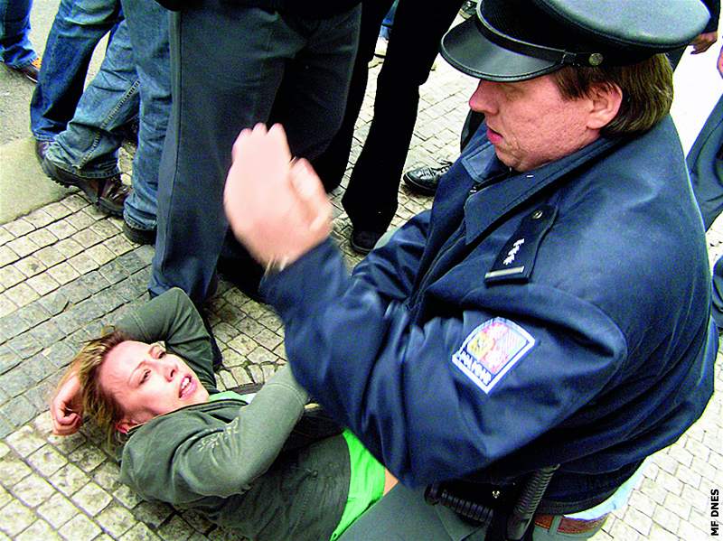 2006: zásah policisty vi Katein bhem demonstrace proti neonacistm