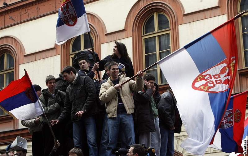 Srbtí studenti v Blehrad protestují proti nezávislosti Kosova.