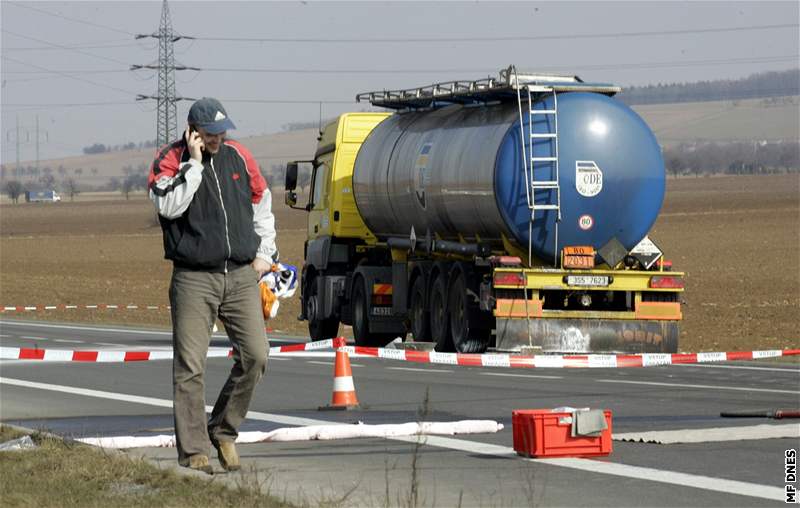 Cisterna ze které na Kromísku vytekla kyselina dusiná (26.2.2008)