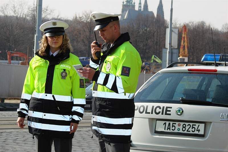 Reflexní bunda pijde policii na 2,5 tisíce korun.