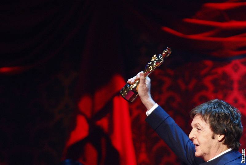 Paul McCartney pi vystoupení na Brit Awads 2008, kde pevzal cenu za celoivotní dílo.