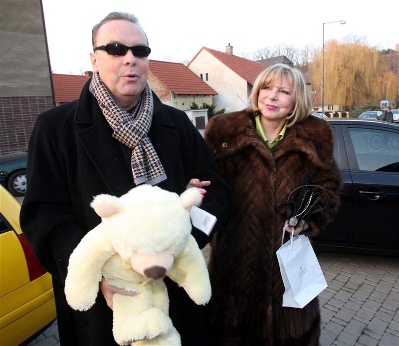 Hana Zagorová s sebou vzala manela a plyového medvda