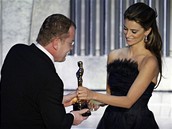 Oscar - Stefan Ruzowitzky pebr od Penlope Cruz cenu za nejlep cizojazyn film blova dlna