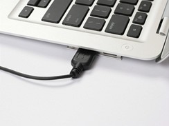 Dostupnost USB konektoru je velmi omezen, nebo je znan posunut za hranu notebooku