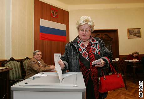 Ruská obanka hází svj hlas do urny na konzulátu.
