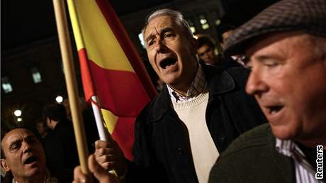 Lidé na pedvolebním mítinku v Madridu. Hlavní strany ukonily kampa pedasn kvli vrad bývalého socialistického radního v Baskicku.