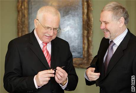 Prezident Václav Klaus dostal platinové pero. (6. bezna 2008)