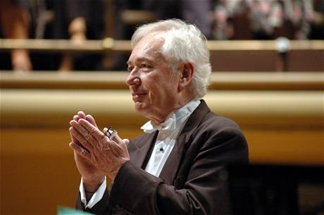 Skandál s neoprávnn pouitou fotografií dirigenta Libora Peka byl posledním hebíkem do rakve Praského podzimu.