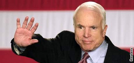 John McCain místo na stranický sjezd zamíil vstíc hurikánu Gustav.