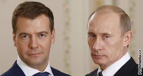 Dmitrij Medvedv pi spoleném focení s Vladimirem Putinem