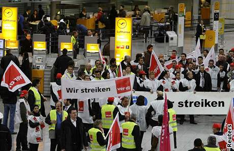 Zamstnanci veejného sektoru demonstrují na letiti ve Frankfurtu.