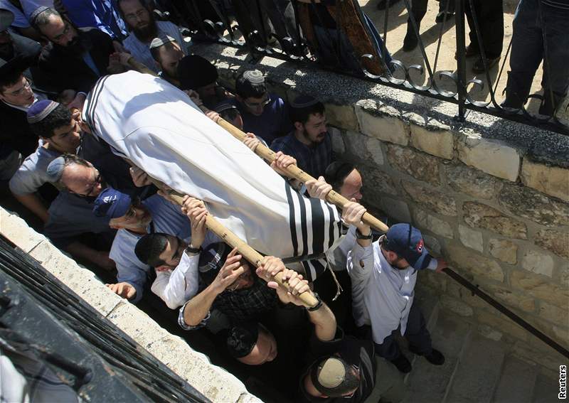 Poheb student, které v náboenské kole v Jeruzalém zastelil palestinský atentátník (7. bezna 2008)