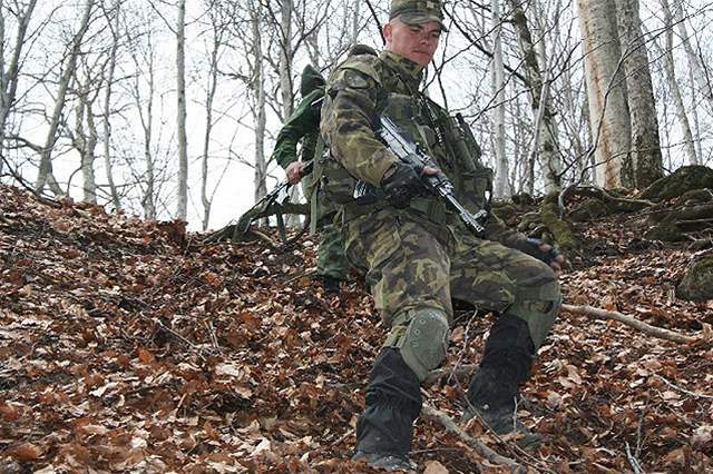 etí vojáci hlídkují na kosovsko-srbské hranici