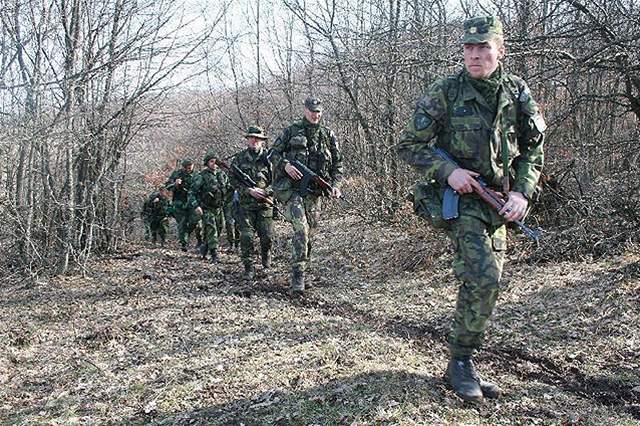 etí vojáci hlídkují na kosovsko-srbské hranici